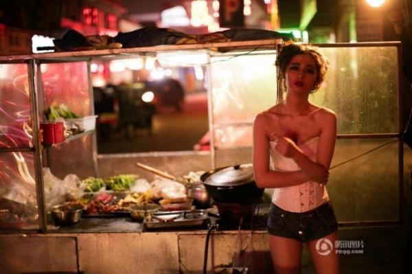 Một quán ăn vỉa hè ở Trung Quốc cũng sử dụng hình ảnh cô gái ăn mặc sexy để thu hút thực khách trong ngày khai trương. Ảnh: internet.