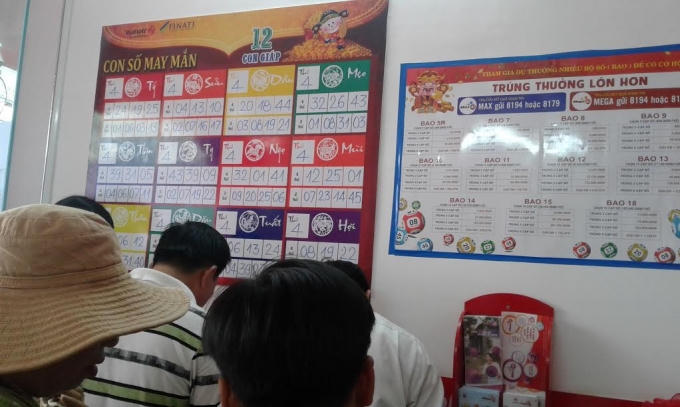 Người chơi giao dịch với Trung tâm xổ số Vietlott sau khi nhận được vé.