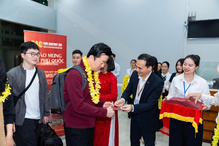 Du khách đáp chuyến bay đến Phú Quốc đầu năm 2026