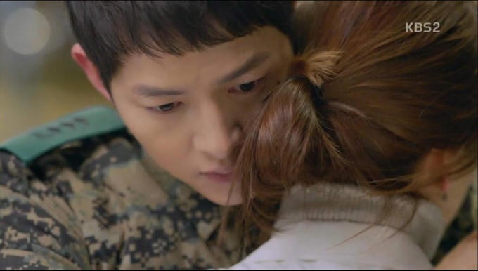 Hậu duệ mặt trời tập 15: Song Hye Kyo, Kim Ji Won khóc hết nước mắt khi hay tin bạn trai hy sinh