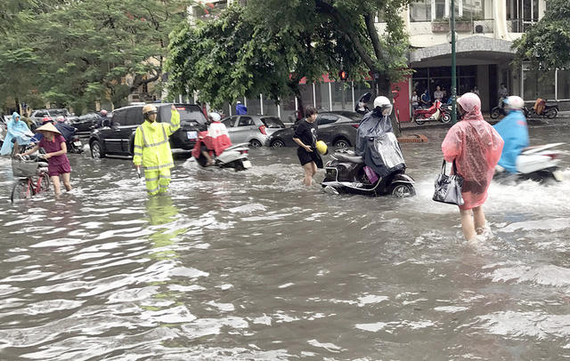 Hôm nay, Hà Nội hứng chịu đợt mưa ngập nặng nhất từ đầu mùa.