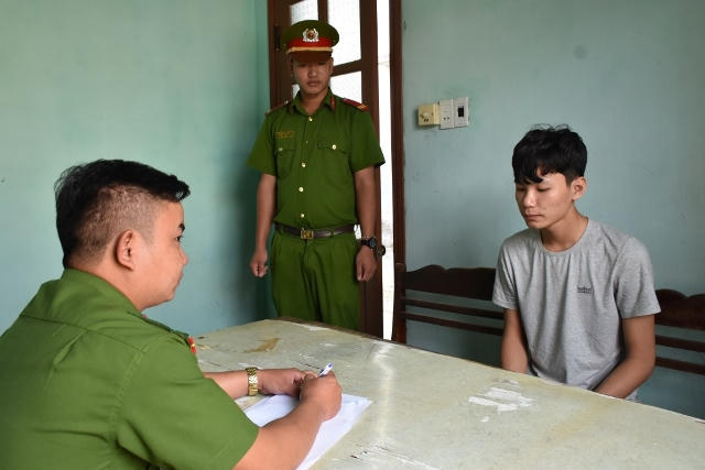 Lợi (phải) khai nhận hành vi tại cơ quan điều tra. Ảnh: CA Quảng Nam.