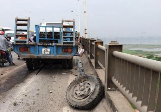 Hiện trường vụ tai nạn, bánh trước bị rơi rụng khỏi trục xe (Ảnh Đ. Nam).