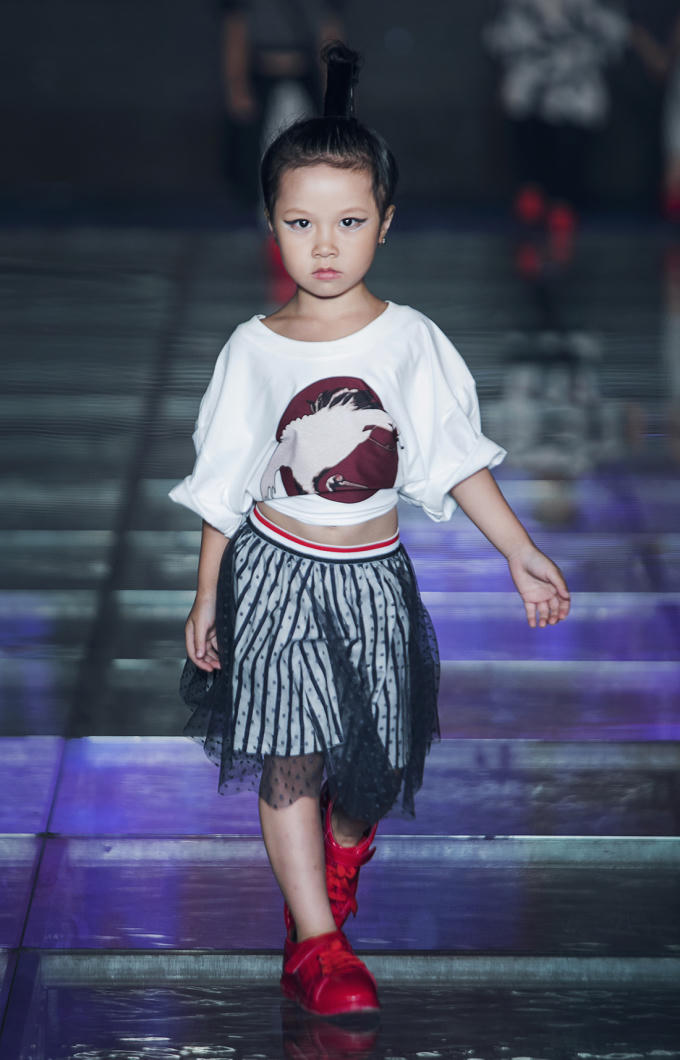 Tuy vậy, đối lập với hình ảnh mạnh mẽ là sự xuất hiện của nhiều model ở độ tuổi mẫu giáo từ 3-5 tuổi với cách trình diễn tự nhiên, đáng yêu và “đốn tim” tất cả khán giả.