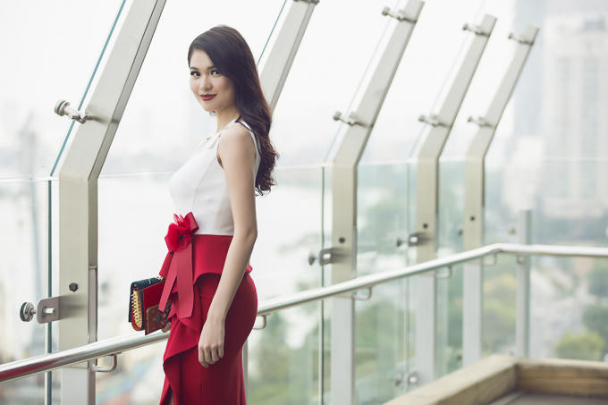 Thùy Dung diện vest cá tính đến mừng Hoa hậu Ngọc Hân làm bà chủ