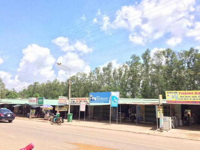 Các kiot hiện tại được cho là nằm trên phần đất của ông tương và các hộ dân, nhưng hộ bà Huế đang sử dụng.