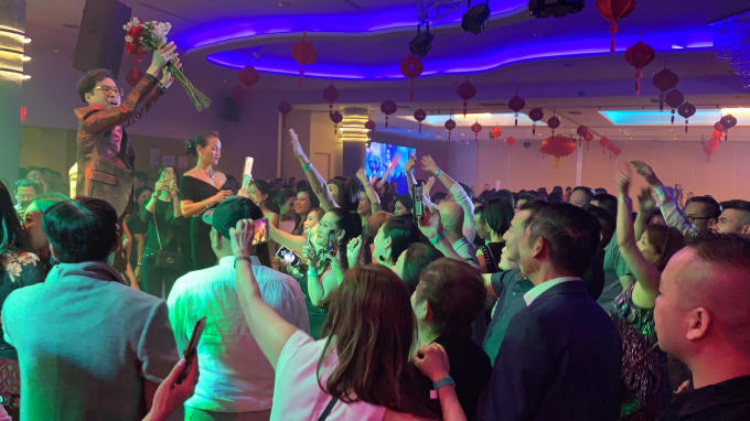 Danh ca Ngọc Sơn khiến khán giả Canada “choáng” với sức khỏe phi thường