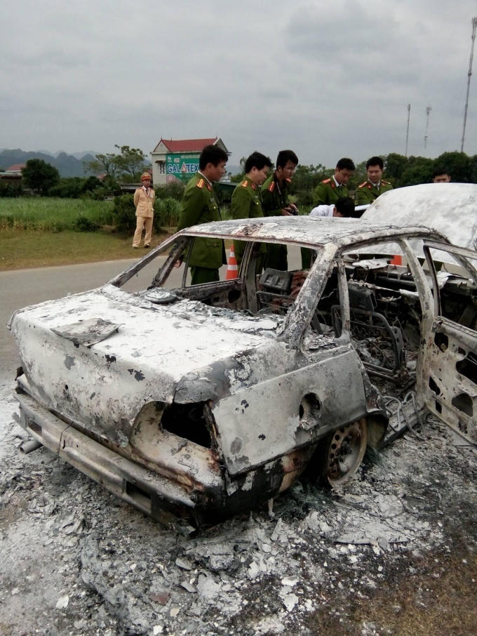 Chiếc ô tô con cháy rụi hoàn toàn.
