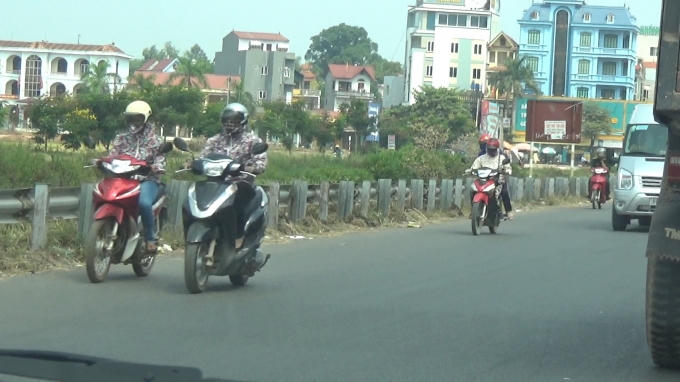 Hàng dài hộ lan bị lắp ngược.