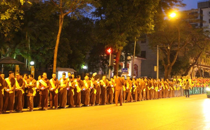 H&agrave; Nội: H&agrave;ng ng&agrave;n người diễu h&agrave;nh rước Phật đản tại Ch&ugrave;a Qu&aacute;n Sứ