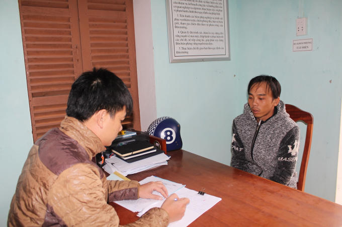 Một trong 3 đối tượng mua bán người đang làm việc tại cơ quan chức năng.