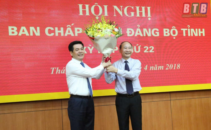 Đồng chí Phạm Văn Sinh, Bí thư Tỉnh ủy tặng hoa chúc mừng đồng chí Nguyễn Hồng Diên, Ủy viên Trung ương Đảng, Phó Bí thư Tỉnh ủy, Chủ tịch UBND tỉnh được bầu giữ chức Bí thư Tỉnh ủy nhiệm kỳ 2015 – 2020. Ảnh: Thành Tâm.