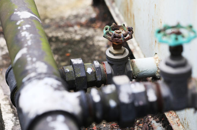 Van xả của ống dẫn trong tình trạng hoen gỉ.  "Trạm được bàn giao cho chúng tôi tháng 11/2016, nhưng các thiết bị bên trong như máy móc đã hỏng, cũ và lạc hậu nên không vận hành được", đại diện Công ty kinh doanh xuất nhập khẩu Vạn Thuận, đơn vị chịu trách nhiệm quản lý và vận hành trạm nói.