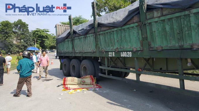 Nạn nhân bị bánh sau chèn vào phần đầu và ngực. (Ảnh Tiến Vũ)