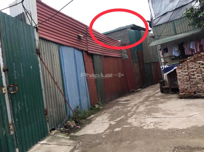 Công trình này chủ đầu tư âm thầm xây dựng bên trong, bên ngoài thì dùng tôn che kín.