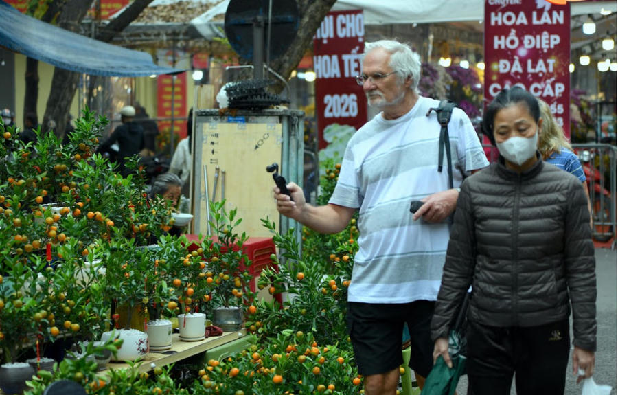 Du khách nước ngoài trải nghiệm không gian Tết Hà Nội