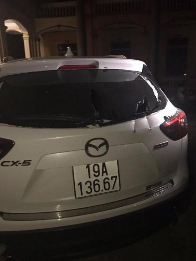 Nhiều vết kiếm chém và súng bắn ở phía sau xe 19A-136.67. Ảnh: nhân chứng cung cấp.