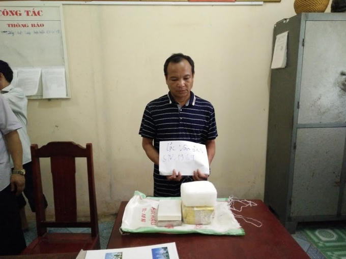 Đối tượng Lộc Văn Đinh cùng tang vật tại cơ quan điều tra. (Ảnh: Công an Thanh Hóa cung cấp)