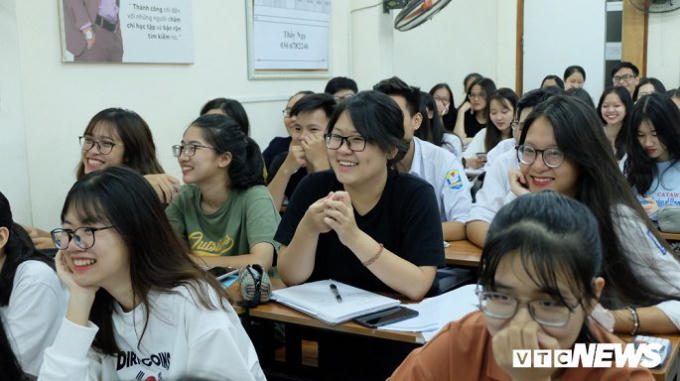 Nhiều học sinh chọn học thầy Đạt vì phương pháp dạy học độc đáo, hiệu quả và đặc biệt vì không khí trong lớp học luôn khiến đầu óc thoải mái và vào bài rất nhanh.