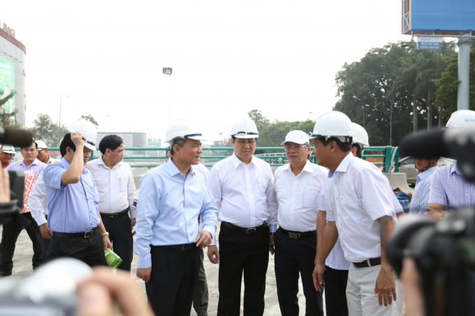 Bí thư Thành ủy Trương Quang Nghĩa (trái) và Chủ tịch thành phố Huỳnh Đức Thơ có mặt tại công trường.