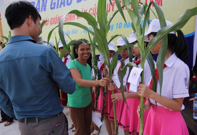Vingroup hỗ trợ 200 bê cái cho các hộ nghèo tỉnh Thái Bình gây giống
