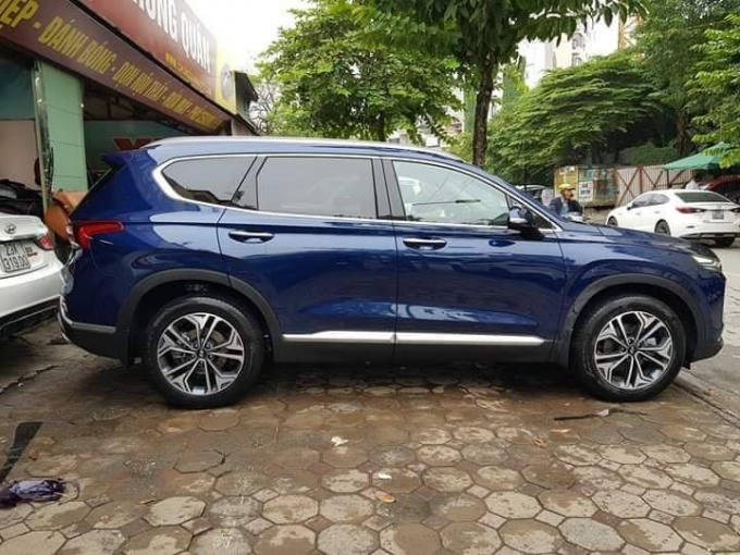 Thông tin chi tiết hơn về xe Hyundai Santa Fe thế hệ mới cùng giá bán sẽ được công bố tại thời điểm ra mắt. Tư vấn bán hàng một đại lý Hyundai tại Hà Nội cho biết thời gian ra mắt dự kiến cho mẫu xe này là trong tháng 11 tới.