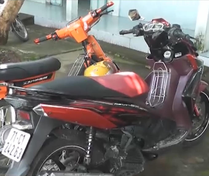 Xe mô tô Nouvo BKS: 71C1 – 242.63 mà San cướp của nạn nhân.