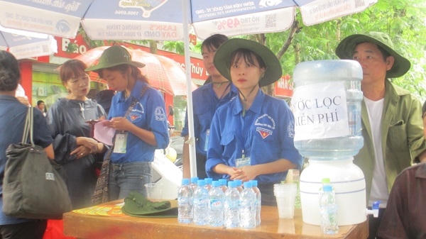 Bên cạnh việc hướng dẫn thí sinh đến làm thủ tục dự thi, các bạn sinh viên tình nguyện phát nước miễn phí cho phụ huynh và thí sinh.
