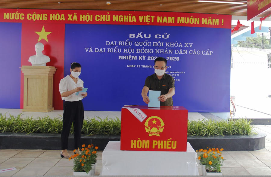 Cử tri tiến hành bỏ phiếu