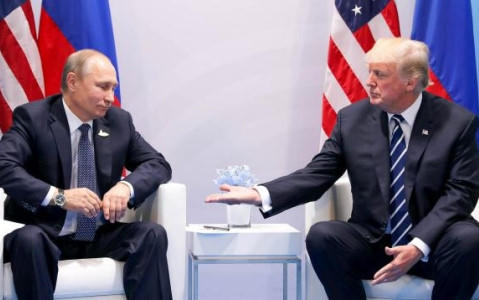 Tổng thống Nga Putin (trái) và người đồng cấp Mỹ Donald Trump (phải) tại Hội nghị Thượng đỉnh G20 hồi tháng 7. Ảnh: AP