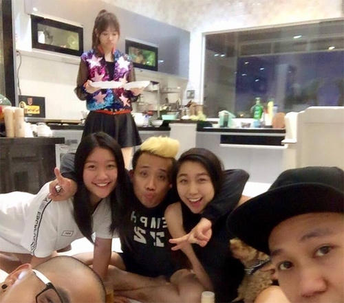 Dù không giỏi việc nội trợ, cô nàng vẫn sẵn sàng vào bếp chuẩn bị thức ăn cho gia đình nhà trai.