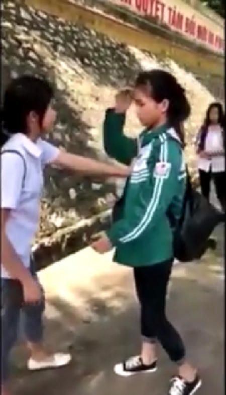 Chỉ vì mâu thuẫn trên mạng xã hội Facebook, trong lúc nóng giận nữ sinh đã có hành động đánh bạn.