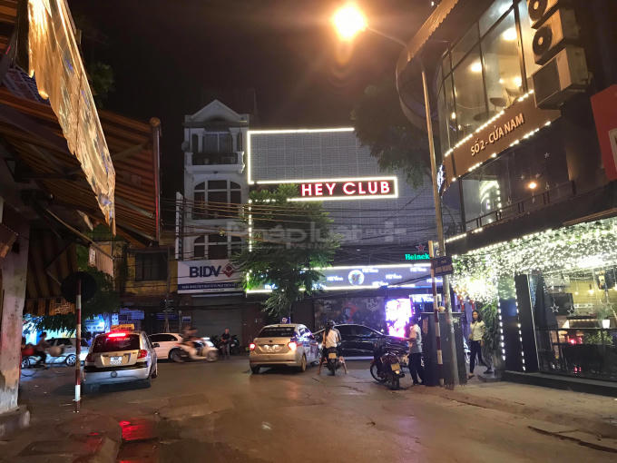 Ngay tới biển hiệu của Hey Club địa chỉ 57 Cửa Nam cán bộ phường cũng thừa nhận có vi phạm.