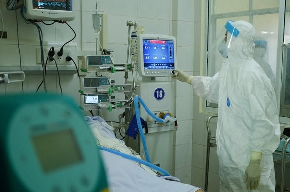 Việt Nam có gần 1.100 ca COVID-19 đang thở máy và ECMO.