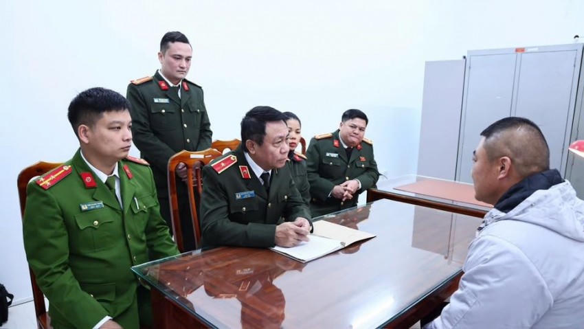 Thiếu tướng Nguyễn Đức Thuận, Giám đốc Công an tỉnh Tuyên Quang trực tiếp làm việc với đối tượng Fan Mingzhen. (Ảnh: Công an Tuyên Quang).
