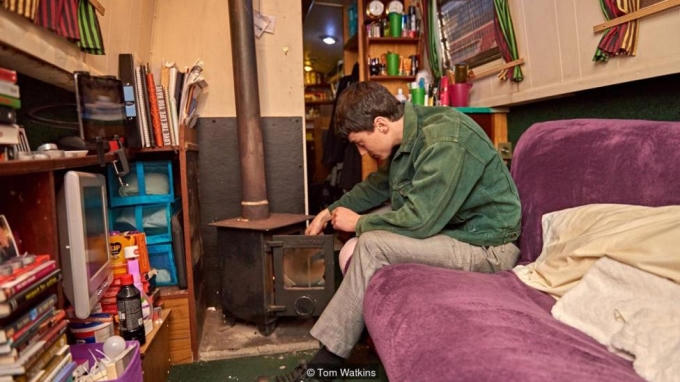 Tuy nhiên mọi thứ đang thay đổi, khi nhiều người dân London, đặc biệt là giới trẻ đang trong giai đoạn chạy trốn khỏi tình trạng giá bất động sản leo thang tới "chóng mặt". Theo các con số thống kê thì giá nhà đất đã tăng 86% kể từ năm 2009, và số người dân chuyển sang sống trên nhà thuyền cũng tăng mạnh.