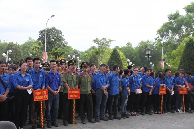 Các bạn tình nguyện viên tham gia tiếp sức mùa thi năm 2016.