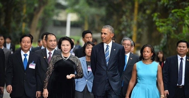 Bà Kim Ngân giới thiệu Nhà sàn Bác Hồ với ông Obama.