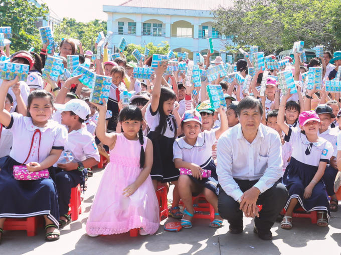 Niềm vui khi nhận sữa của các em học sinh trường Tiểu học Bình Khánh.