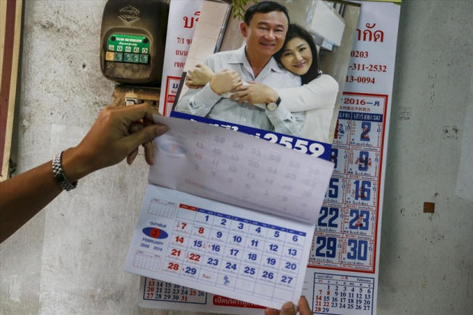 Ảnh lịch anh em cựu Thủ tướng Thaksin và Yingluck Shinawatra - những người vẫn nhận được sự ủng hộ của dân nghèo Thái Lan. Ảnh: Reuters