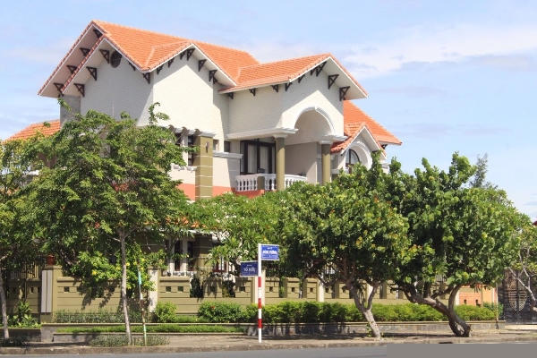 Căn biệt thự có vị trí đắc địa, tọa lạc tại địa chỉ 327 - 329 ngay góc đường Hùng Vương - Tố Hữu, thành phố Tuy Hòa. Ảnh: PV.