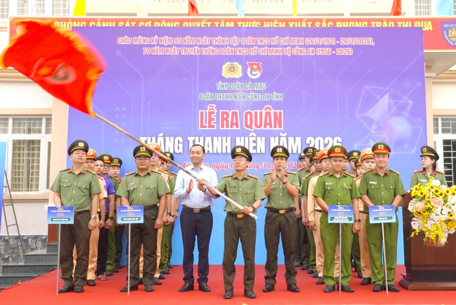 Ra mắt 4 đội hình thanh niên tình nguyện và thực hiện nghi thức phát cờ lệnh ra quân Tháng Thanh niên.