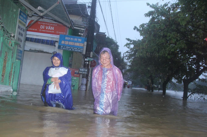 Nhiều người dân nhanh chóng di dời khỏi nhà vì nước ngập sâu.