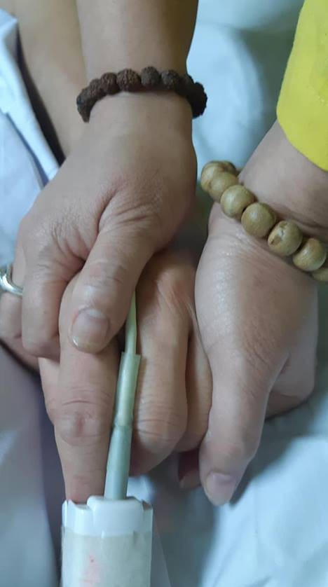 Bàn tay chị luôn nắm chặt bàn tay anh trong suốt quá trình chuyển viện, chuẩn bị cho quá trình lấy tạng.