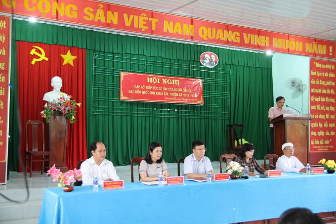 Bộ trưởng Lê Thành Long đang lắng nghe ý kiến của các cử tri.