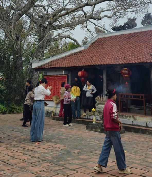 Thắp hương tại đền Nam cầu cho một năm may mắn, mạnh khoẻ, hạnh phúc.