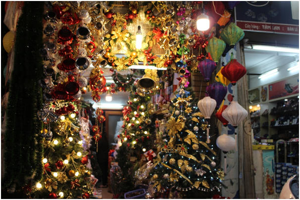 Đêm Noel đang đến gần dường như xua tan đi cái lạnh buốt của Thủ đô. Không khí đón chào lễ Giáng sinh đang lan tỏa và nóng dần lên càng làm cho chúng ta háo hức và hy vọng về một đêm Giáng sinh ấm áp, yêu thương và ý nghĩa.