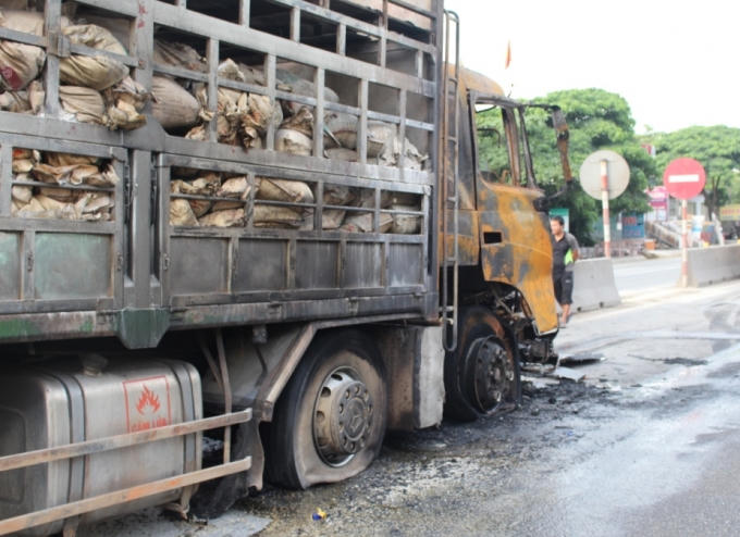 Sau một số tiếng nổ, ngọn lửa bắt đầu bùng cháy rồi bao trùm toàn bộ phần đầu chiếc xe tải.