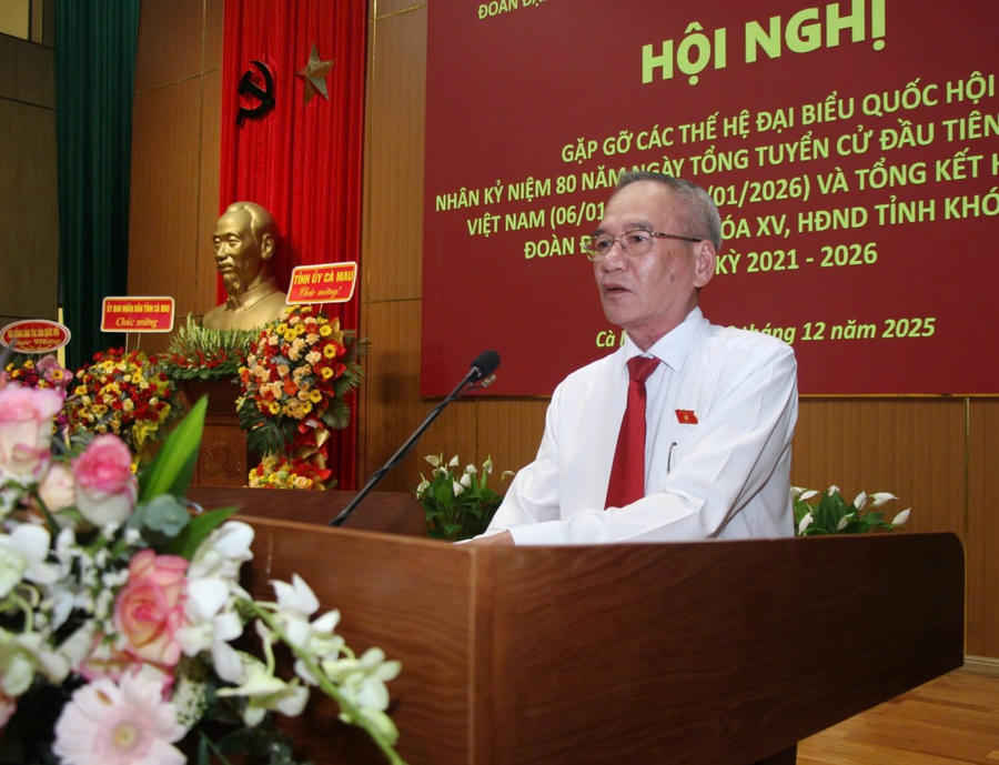 Ông Lữ Văn Hùng - Ủy viên BCH TW Đảng, Trưởng Đoàn ĐBQH tỉnh Cà Mau, phát biểu nhấn mạnh ý nghĩa 80 năm Quốc hội Việt Nam gắn liền với niềm tin của Nhân dân đối với Đảng, Nhà nước và thể chế dân chủ cách mạng.