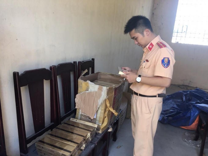 Gần 1.000 bao thuốc lá ngoại không có giấy tờ hợp lệ đã bị CSGT thu giữ.
